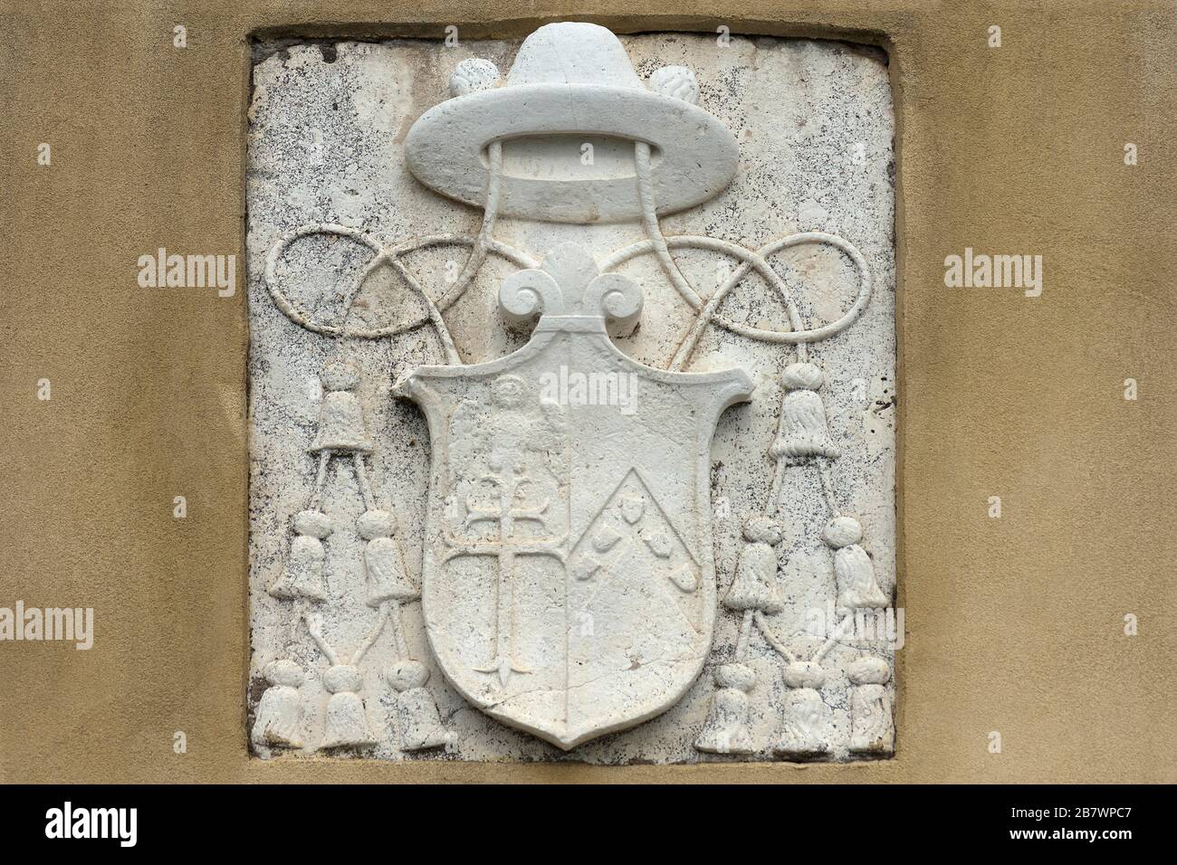 Sollievo con stemma, cappello con cordicelle, Venezia, Veneto, Italia Foto Stock