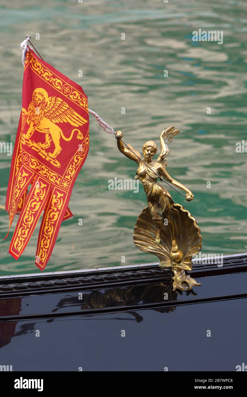 Personaggio d'angelo con bandiera veneziana su una gondola, Venezia, Veneto, Italia Foto Stock