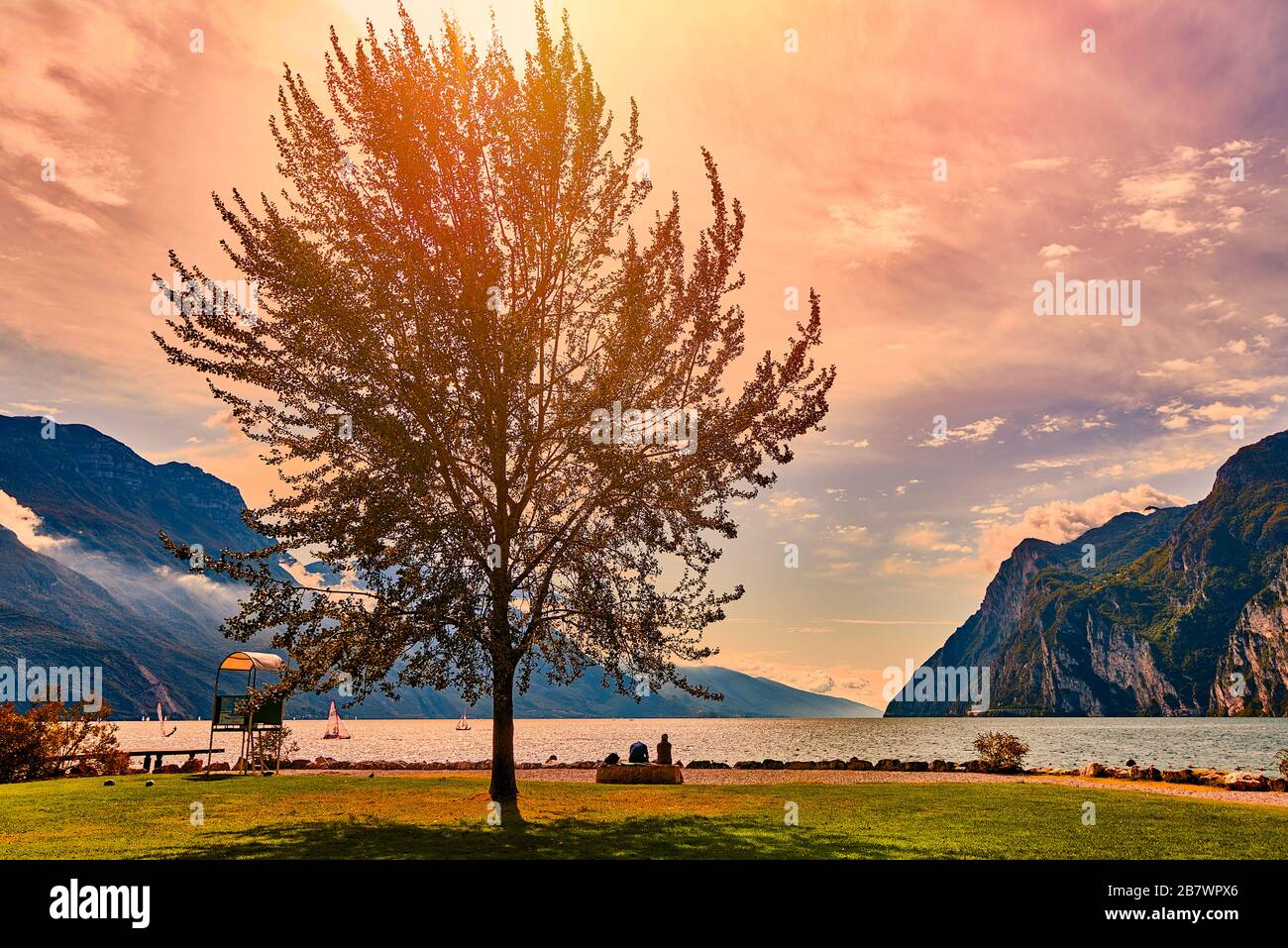 Riva del Garda,Lago di Garda ,Italia - 7 Ottobre 2019:autunno bello e colorato a Riva del Garda, lago di Garda circondato dalle montagne, Trentino Alt Foto Stock