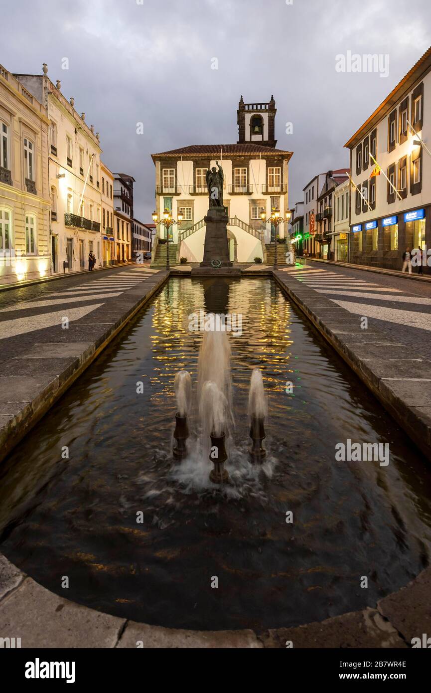 Il municipio di Ponta del Gada con fontana in serata, Ponta del Gada, San Miguel, Azzorre, Portogallo Foto Stock