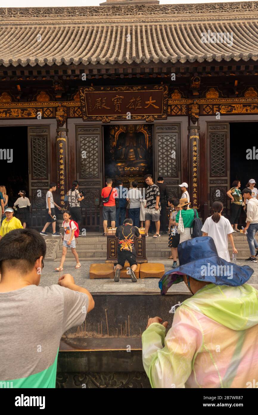 Pellegrini illuminazione bastoni incenso, Daci'en tempio buddista, Xian, Cina Foto Stock