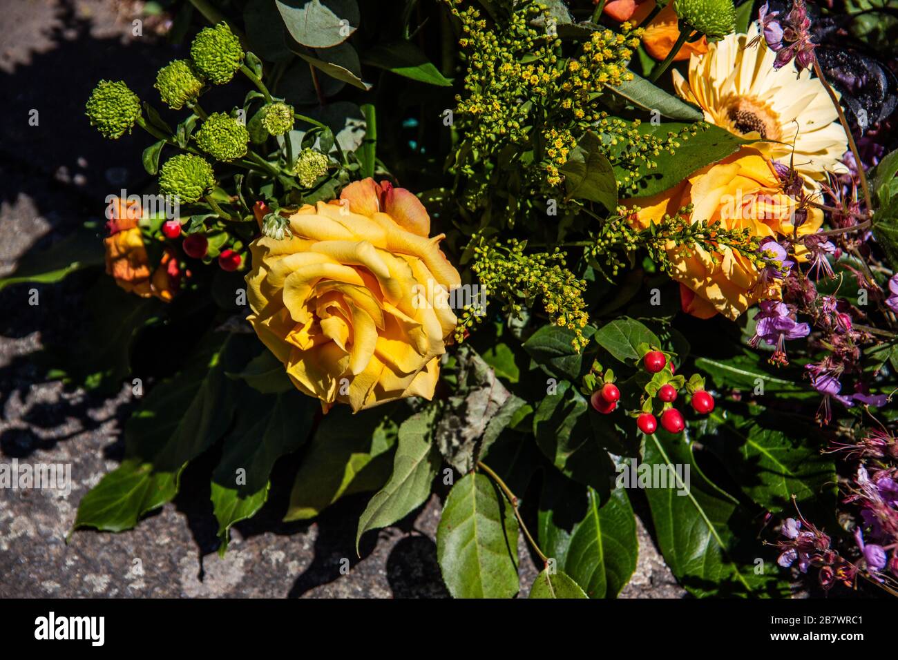 bel bouquet giallo-verde con gigli e rose Foto Stock