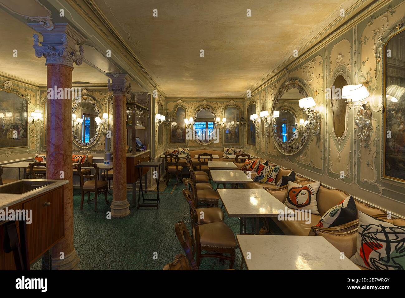 Vista dello storico Cafe quadri nei portici della vecchia Prokuratie, cinquecentesca prima mattina, Venezia, Veneto, Italia Foto Stock