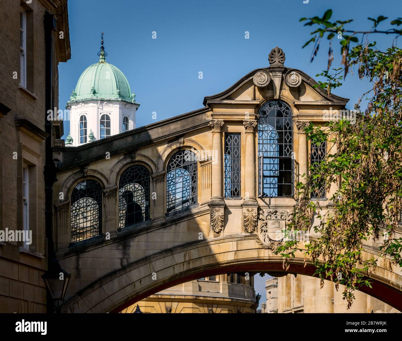 The Bridge of Sospiri, Oxford, UK, che mostra una figura spettrale che attraversa da un lato all'altro Foto Stock