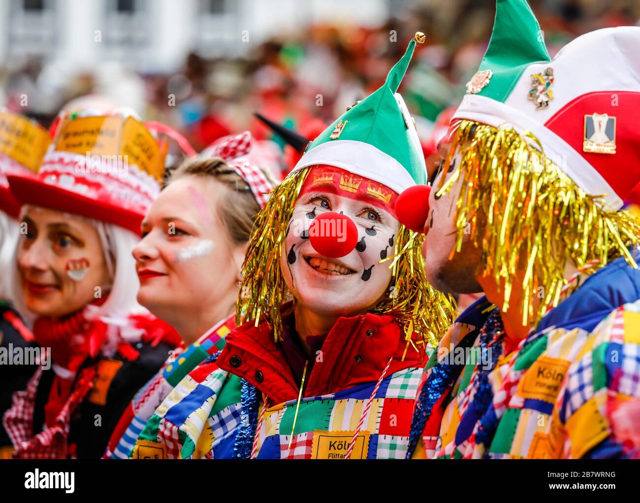 I carnivali in costume festeggiano il carnevale a Colonia, a Weiberfastnacht il carnevale di strada è tradizionalmente aperto all'Alter Markt Foto Stock