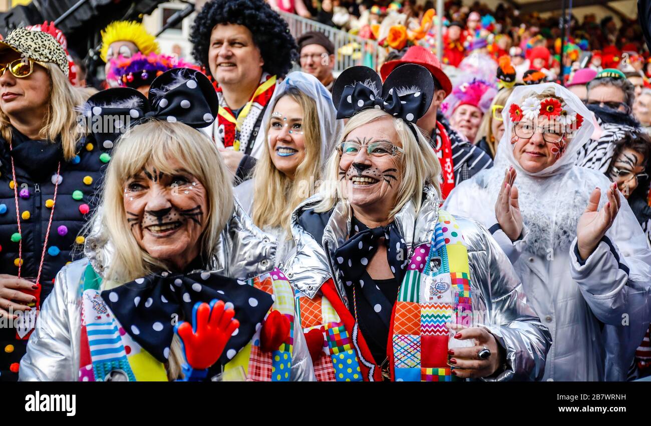 I carnivali in costume festeggiano il carnevale a Colonia, a Weiberfastnacht il carnevale di strada è tradizionalmente aperto all'Alter Markt Foto Stock