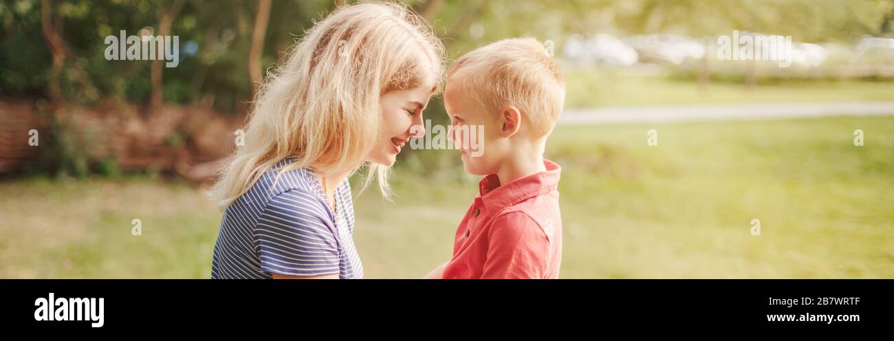 Giovane madre caucasica e figlio bambino piccolo seduto insieme. Madre di famiglia e bambino che comunicano. Intestazione banner Web per il sito Web. Buon authenti Foto Stock