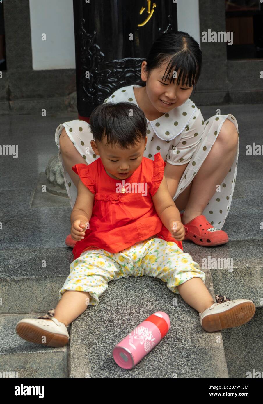 Bambino che gioca con sorella, Xian, Cina Foto Stock