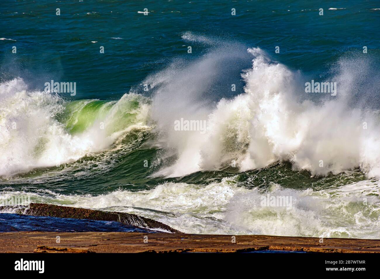 Grandi onde si schiantano sulle spiagge di Rio de Janeiro durante una tempesta tropicale in estate Foto Stock