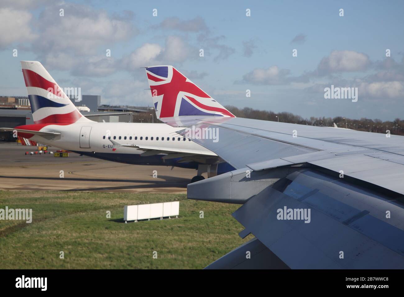 Aeroporto di Gatwick Inghilterra Airplane Boeing 747-400 (744) Wing che mostra Union Jack Design sulla punta Wing Foto Stock