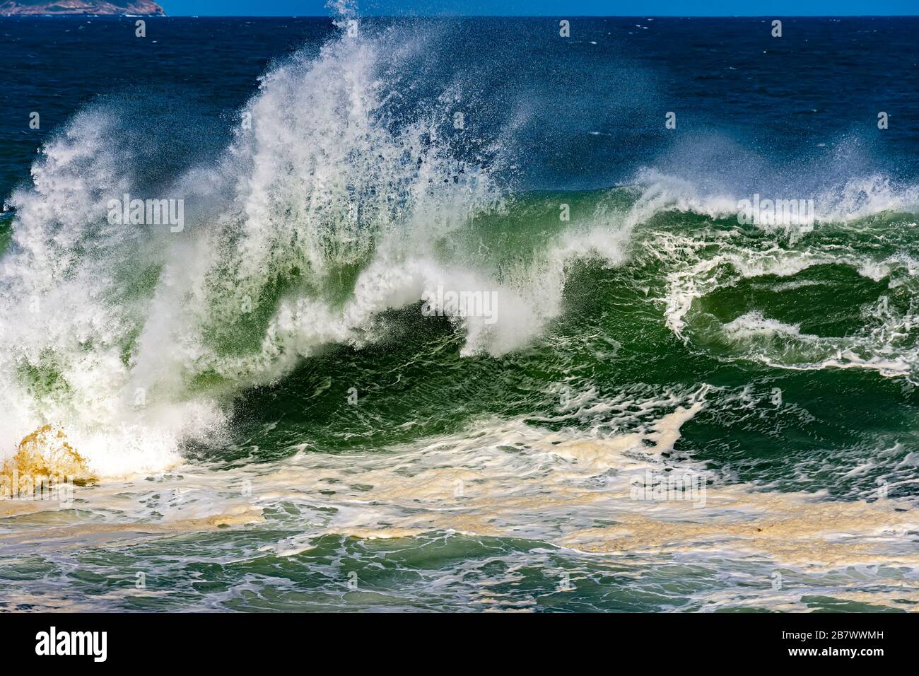 Onde che si schiantano sulle spiagge di Rio de Janeiro durante una tempesta tropicale in estate Foto Stock