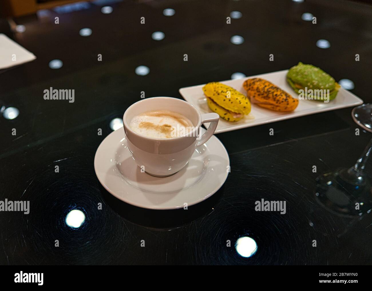 Stuzzichini, panini e un bicchiere di champagne in un'atmosfera di lusso e business lounge Foto Stock