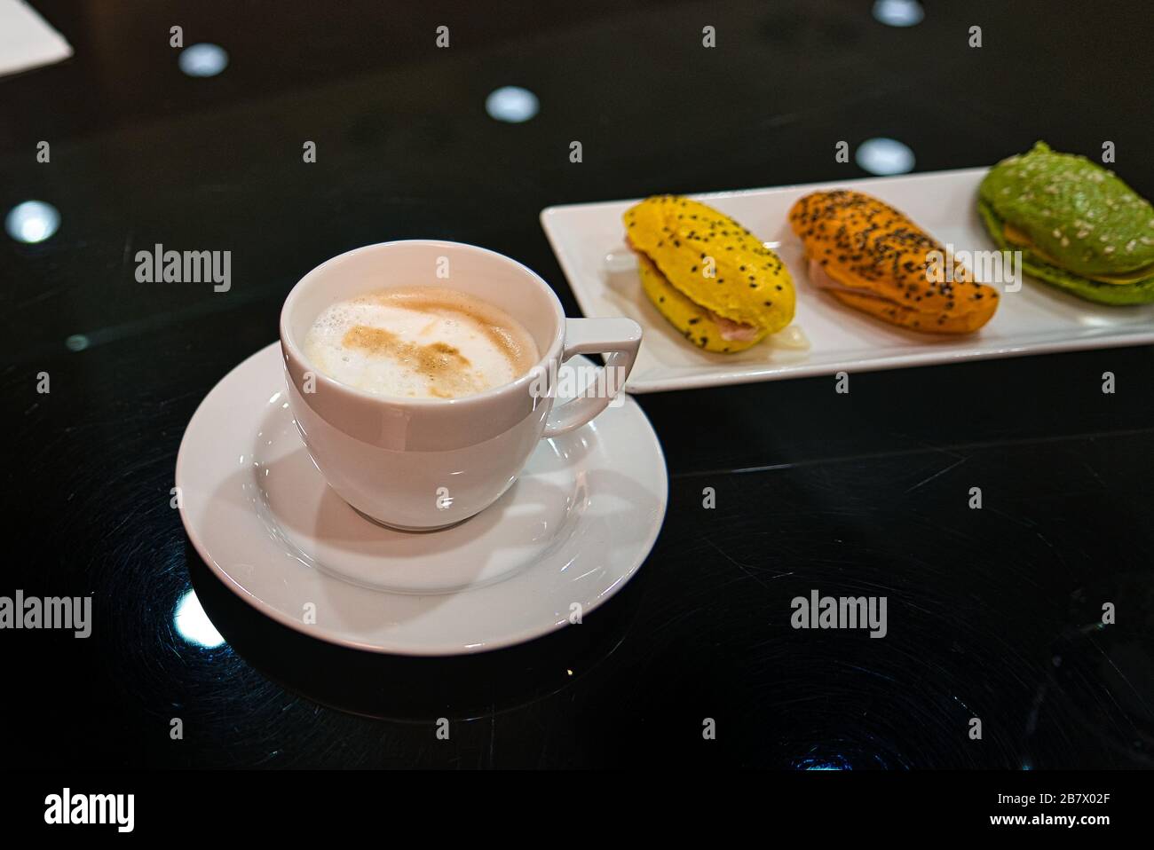 Stuzzichini, panini e un bicchiere di champagne in un'atmosfera di lusso e business lounge Foto Stock