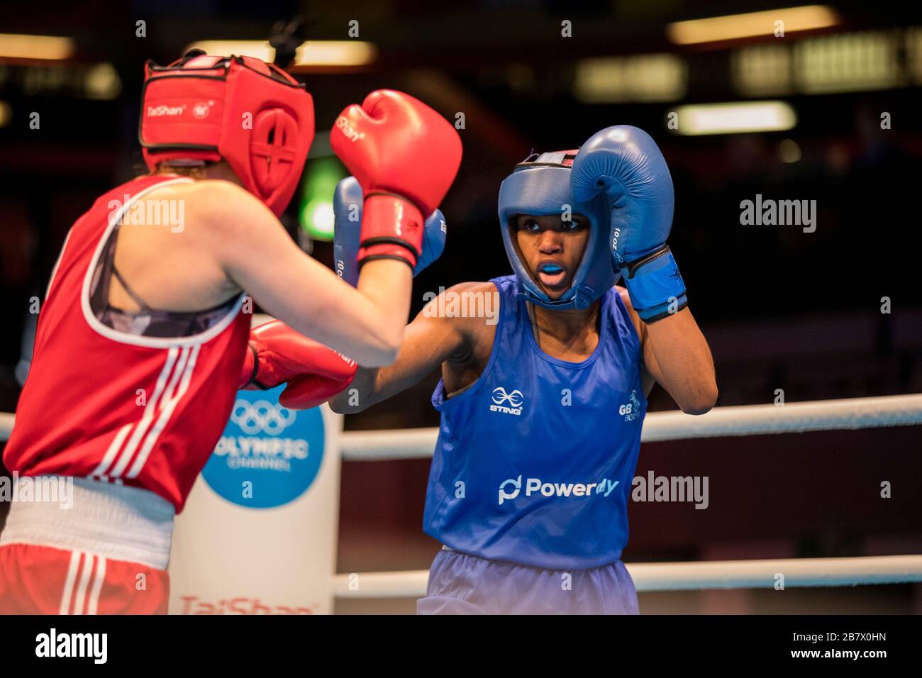 Londra, Regno Unito. 14-03-20. Ala Staradub (BLR) combatte Caroline Budois (GBR) durante l'evento di qualificazione di Road to Tokyo European Olympic Boxing. Foto Stock