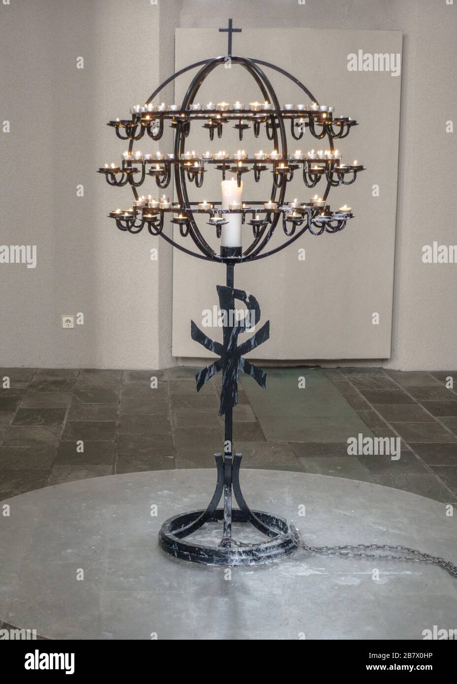 Un candelabro all'interno della chiesa di Hallgrimskirkja a Reykjavik, Islanda Foto Stock