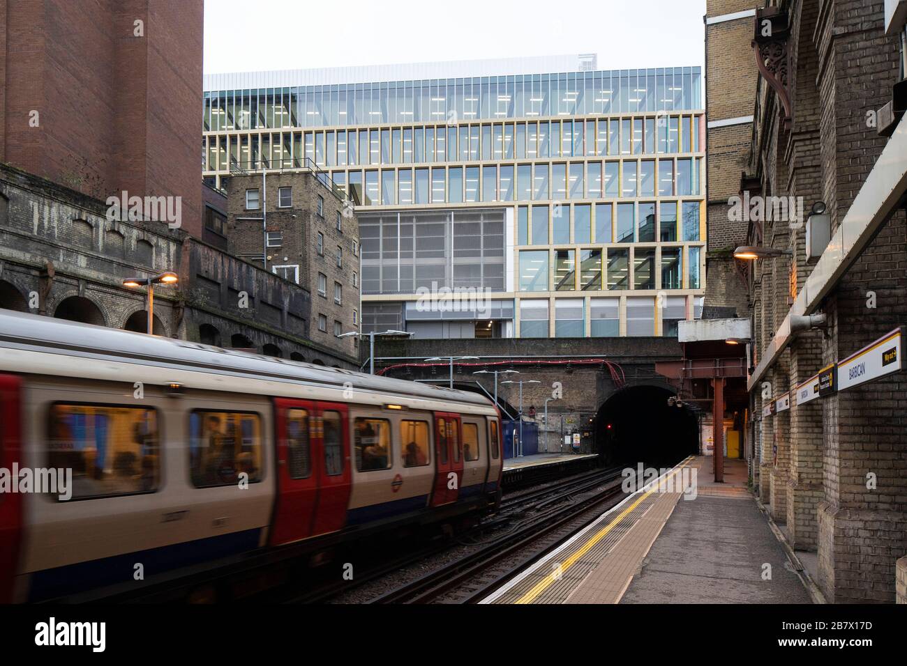 Vista del blocco ufficio dalla piattaforma Barbican Tube. Uffici di Farringdon East, Barbican, Regno Unito. Architetto: Architettura PLP, 2020. Foto Stock