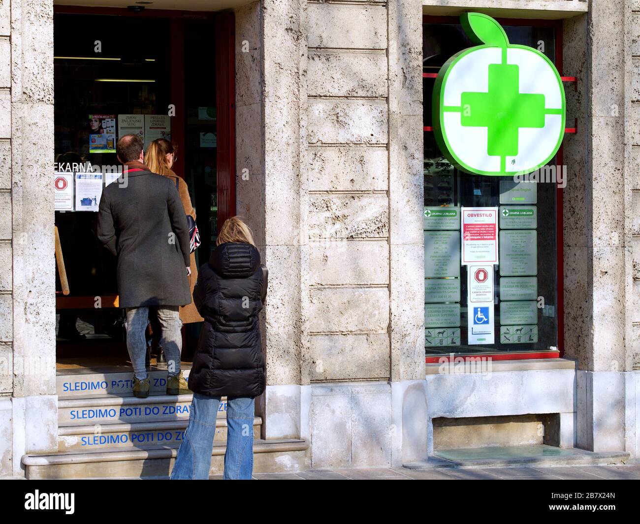 Lubiana, Slovenia; 12.03.2020. Persone in attesa di fronte alla farmacia cercando di ottenere FFP3 / maschera normale di protezione del viso, dal nuovo coronavirus. Foto Stock