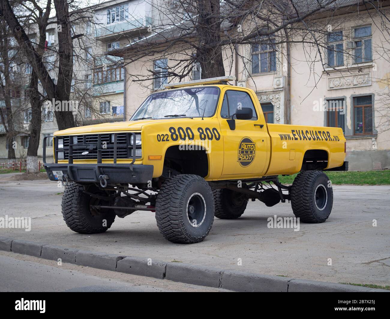 CHISINAU, MOLDAVIA-MARСH 17, 2020: Chevrolet C/K C10 camion full-size pick-up (terza generazione) nelle strade della città Foto Stock