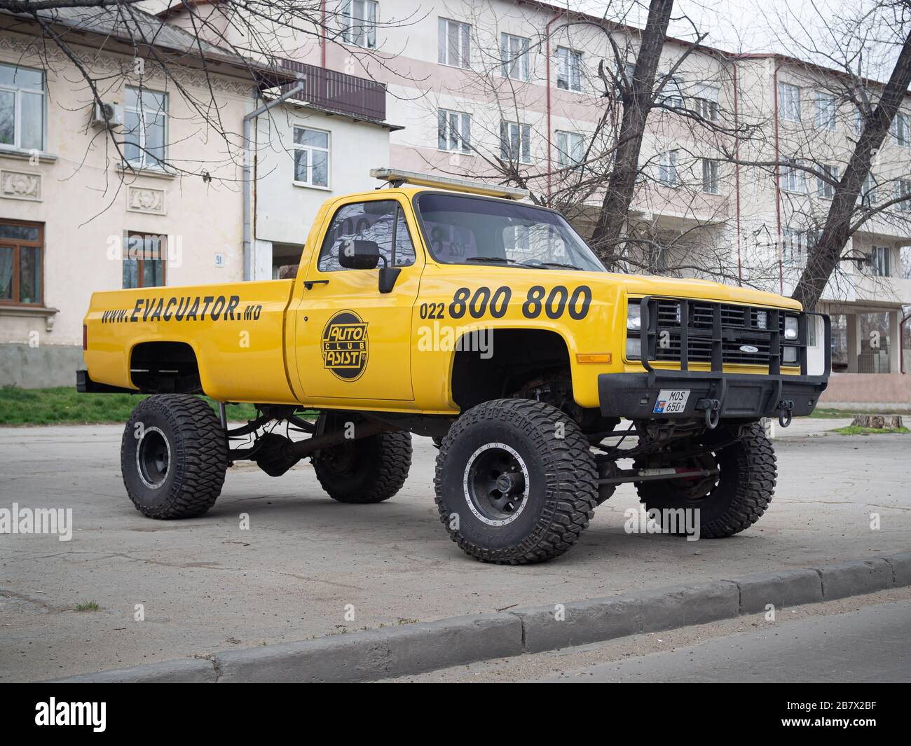 CHISINAU, MOLDAVIA-MARСH 17, 2020: Chevrolet C/K C10 camion full-size pick-up (terza generazione) nelle strade della città Foto Stock