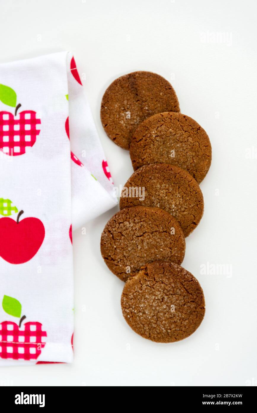 Biscotti appena fatti con pan di zenzero con tovagliolo colorato Foto Stock