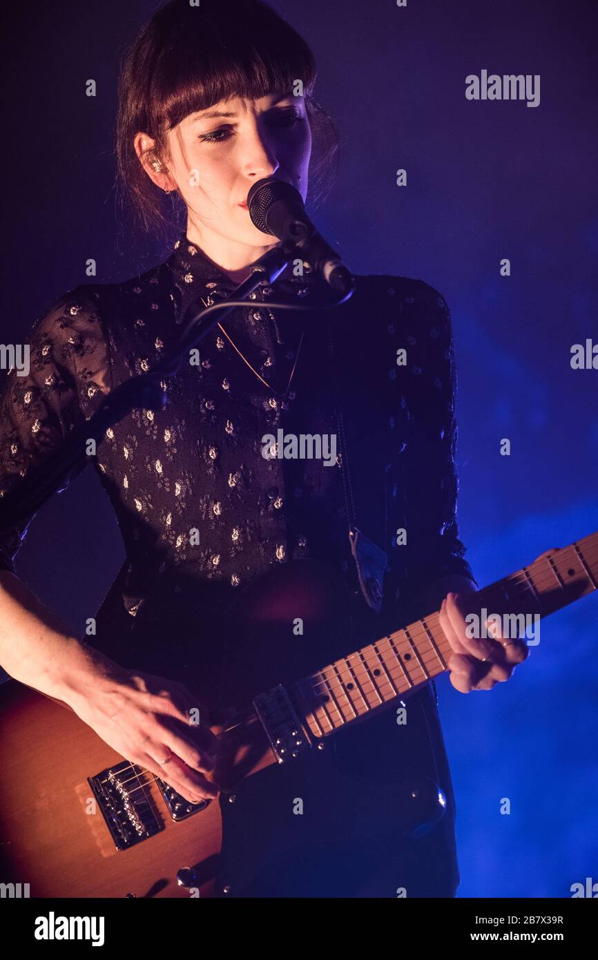 Copenaghen, Danimarca. 04th, Febbraio 2016. La figlia indie folkloristica inglese ha tenuto un concerto dal vivo al VEGA di Copenaghen. Qui la cantante e musicista Elena Tonra è visto dal vivo sul palco. . (Photo credit: Gonzales Photo - Rod Clemen). Foto Stock