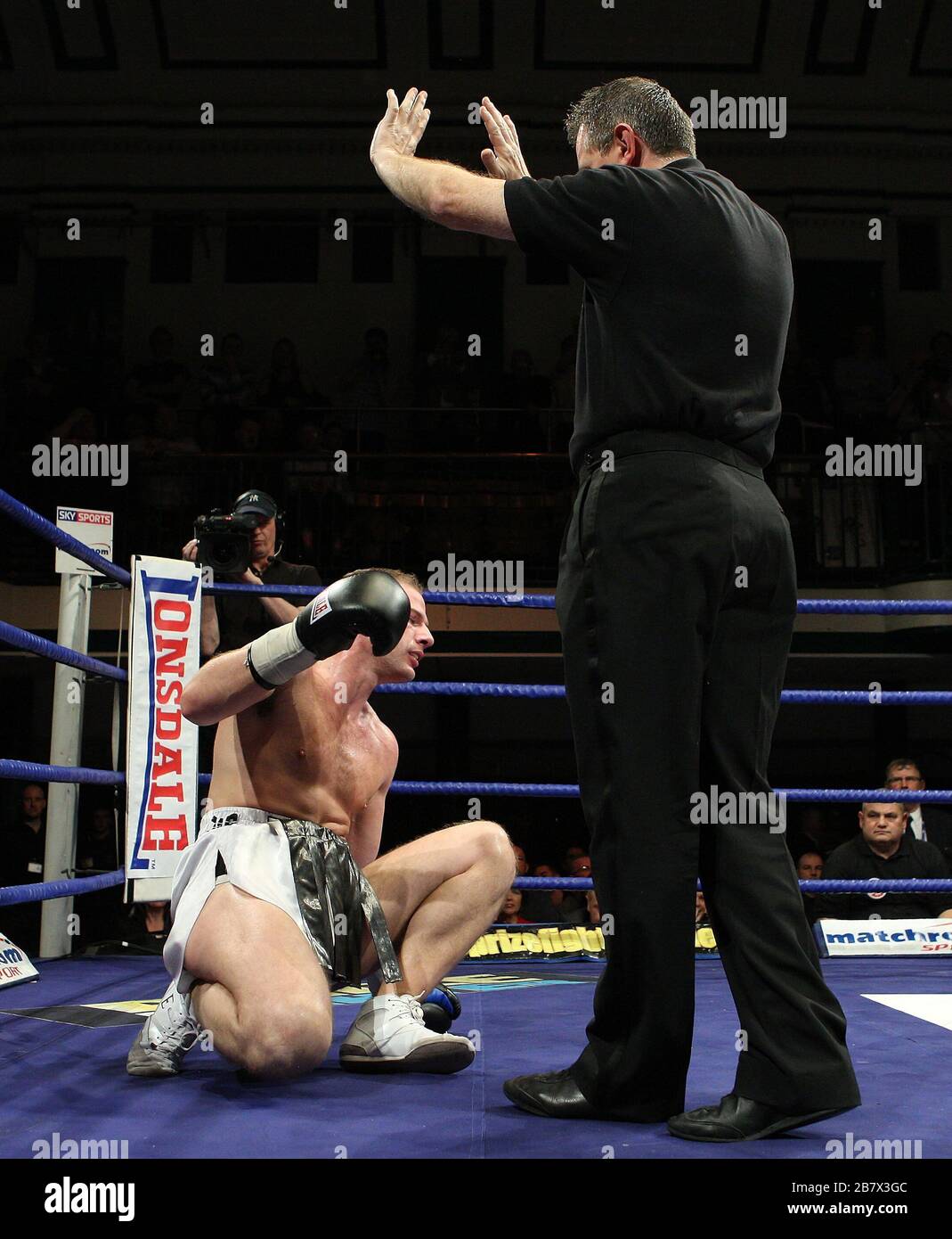 Round1: Darren Stubbs (Oldham, pantaloncini d'argento) sconfigge Steve Spartacus (Ipswich, pantaloncini bianchi), il torneo di boxe Prizefighter "The Light Heavyweight" Foto Stock