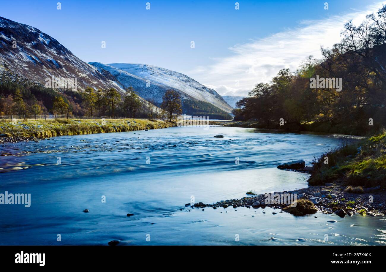Fiume Findhorn in Strathdearn Highlands di Scozia Foto Stock