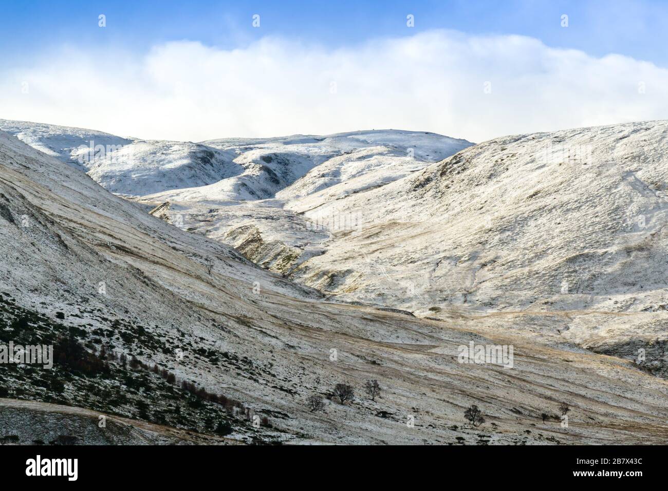 Carn Leitir Coire Challich con una copertura di neve, in Strathdearn Findhorn Valley Highlands della Scozia Foto Stock