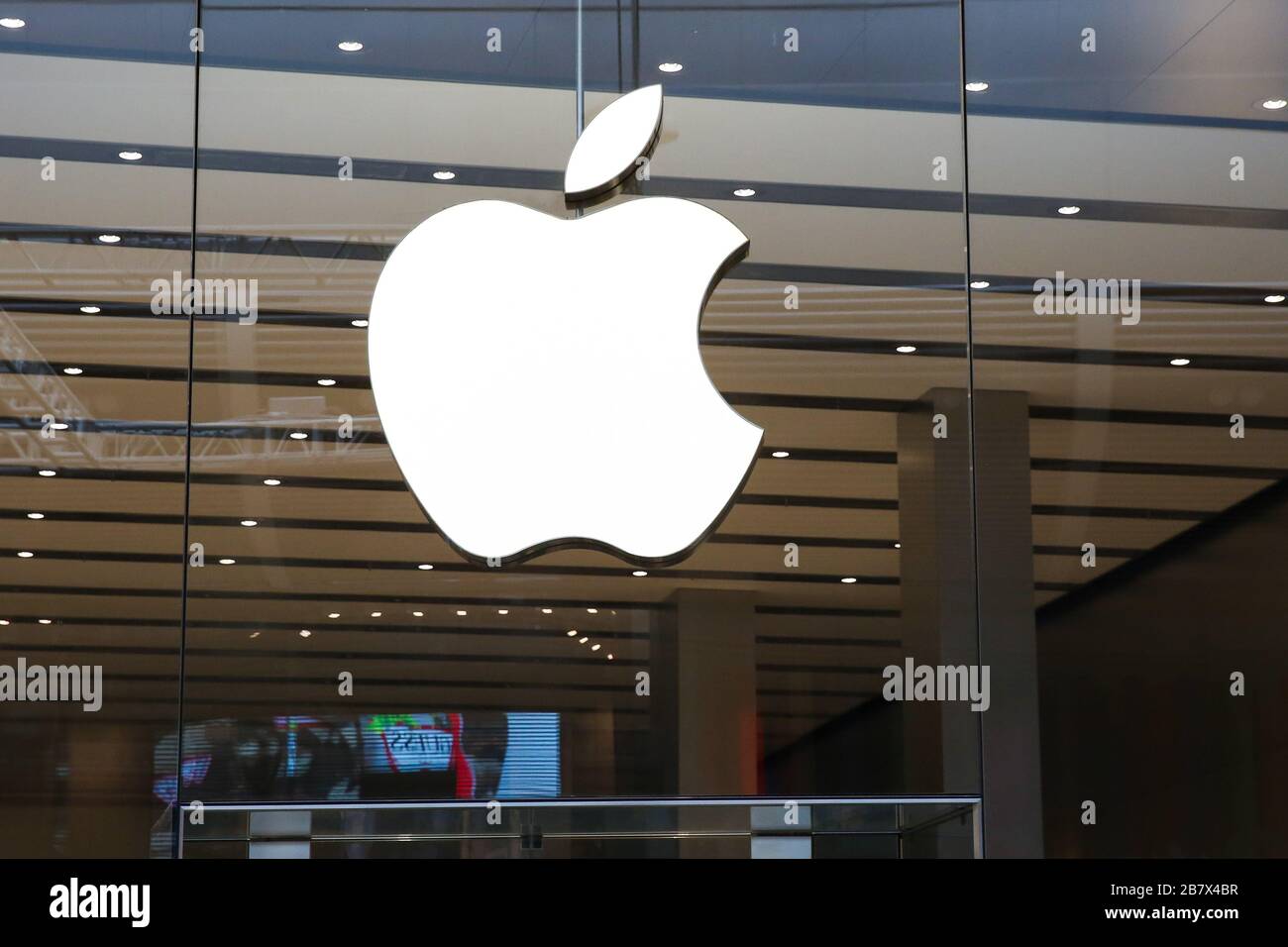 Il logo Apple sulla vetrina del negozio a Londra, Regno Unito Foto stock -  Alamy