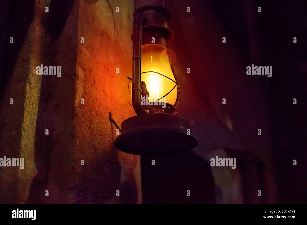 lampada a forma di vecchia lampada su cherosin, appesa su un vecchio muro di pietra in una stanza. Bella sfondo romanzesco con spazio copia Foto Stock