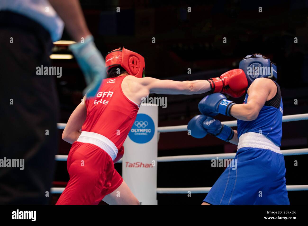 Londra, Regno Unito. 15-03-20. Rosie Eccles (GBR) RED combatte Saadat Dalgatova (RUS) BLU durante il Road to Tokyo European Olympic Boxing Qualification Event. Foto Stock