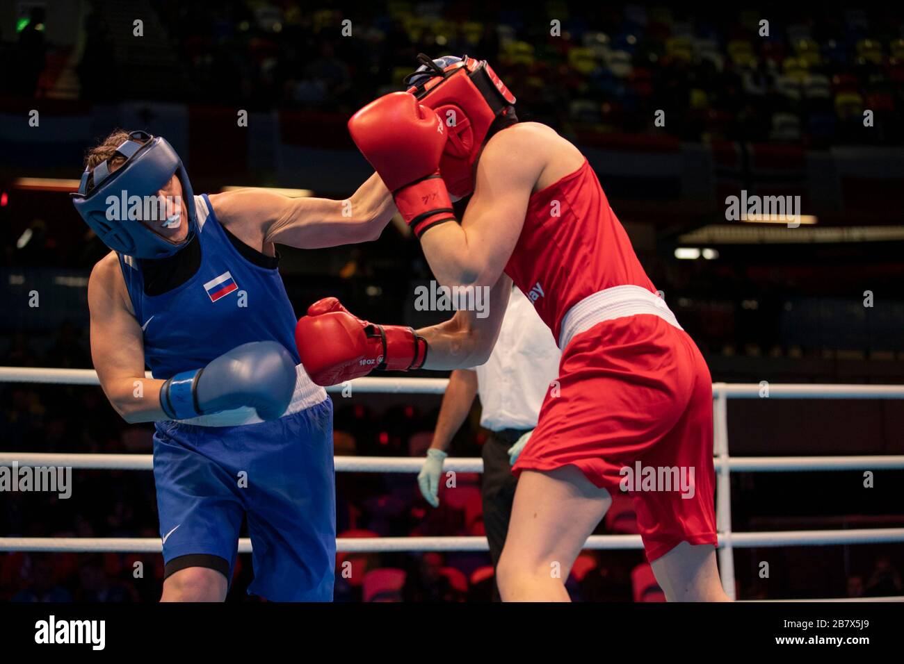 Londra, Regno Unito. 15-03-20. Rosie Eccles (GBR) RED combatte Saadat Dalgatova (RUS) BLU durante il Road to Tokyo European Olympic Boxing Qualification Event. Foto Stock