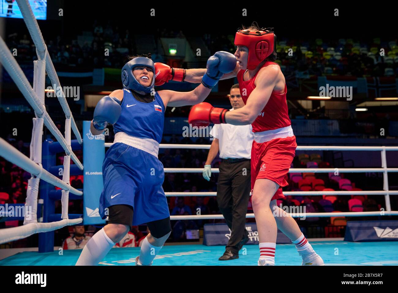 Londra, Regno Unito. 15-03-20. Rosie Eccles (GBR) RED combatte Saadat Dalgatova (RUS) BLU durante il Road to Tokyo European Olympic Boxing Qualification Event. Foto Stock