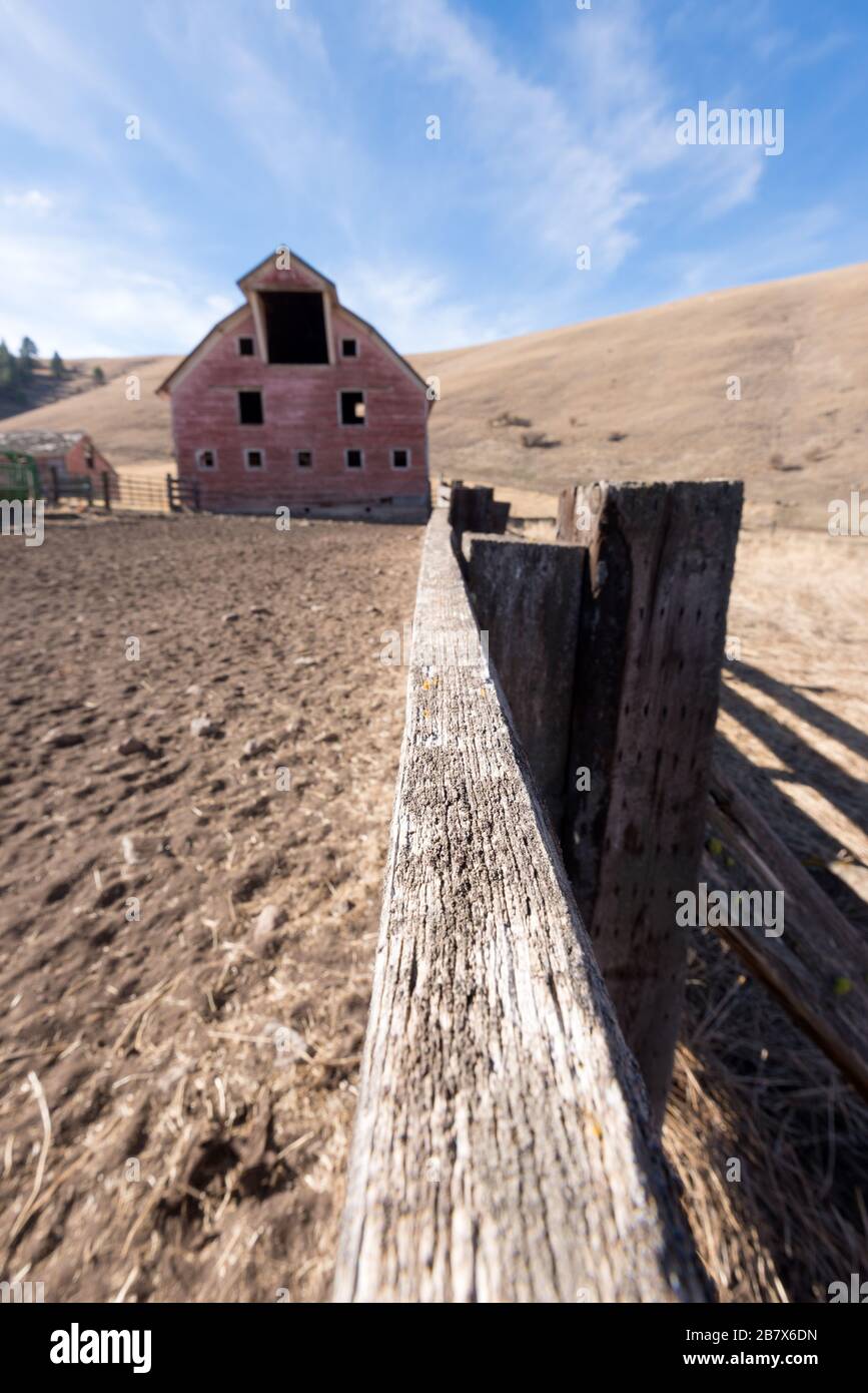 Corral recinto e fienile, Wallowa County, Oregon. Foto Stock