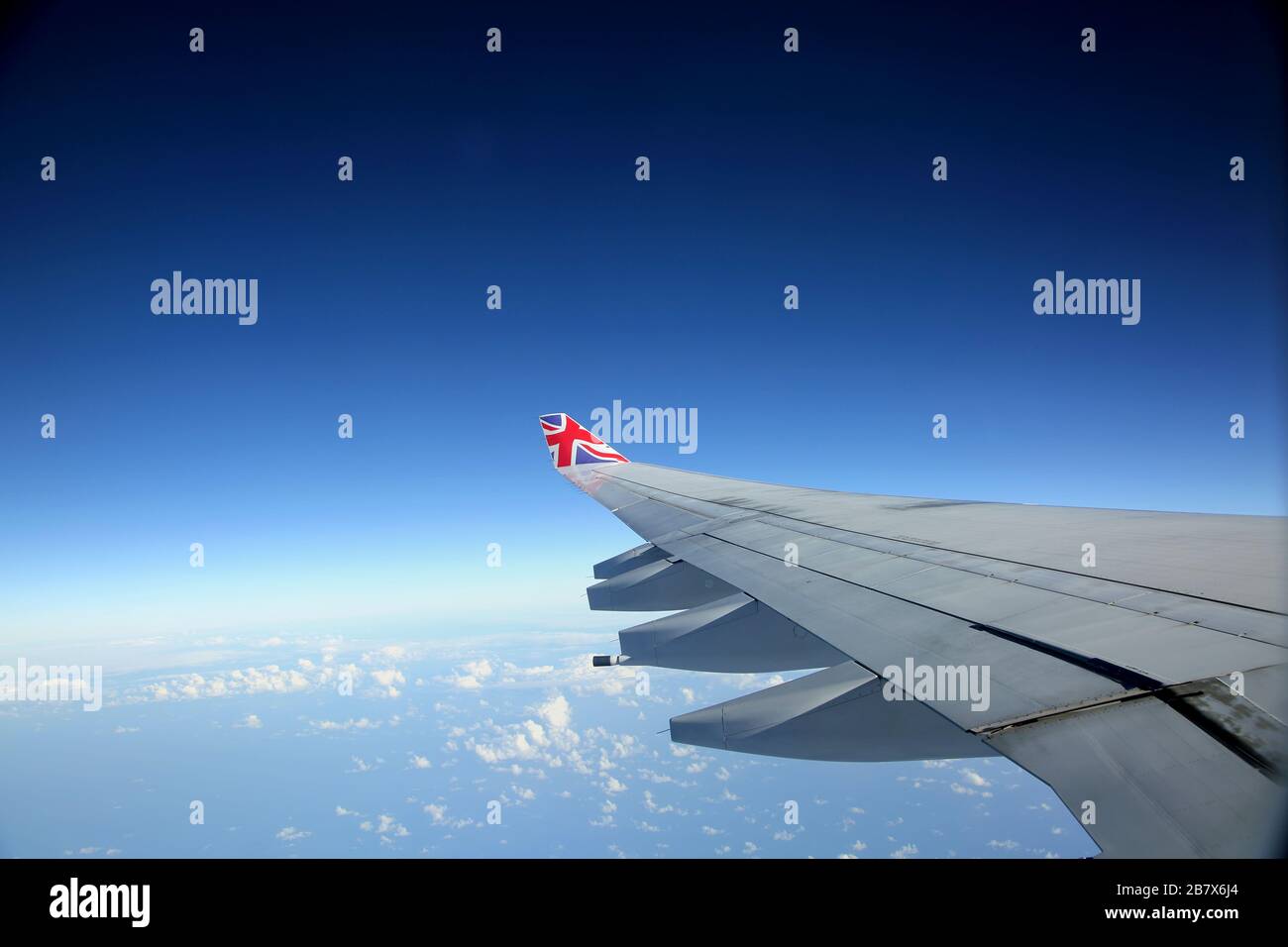 Boeing 747-400 (744) in vista di volo attraverso la finestra dell'aereo Foto Stock