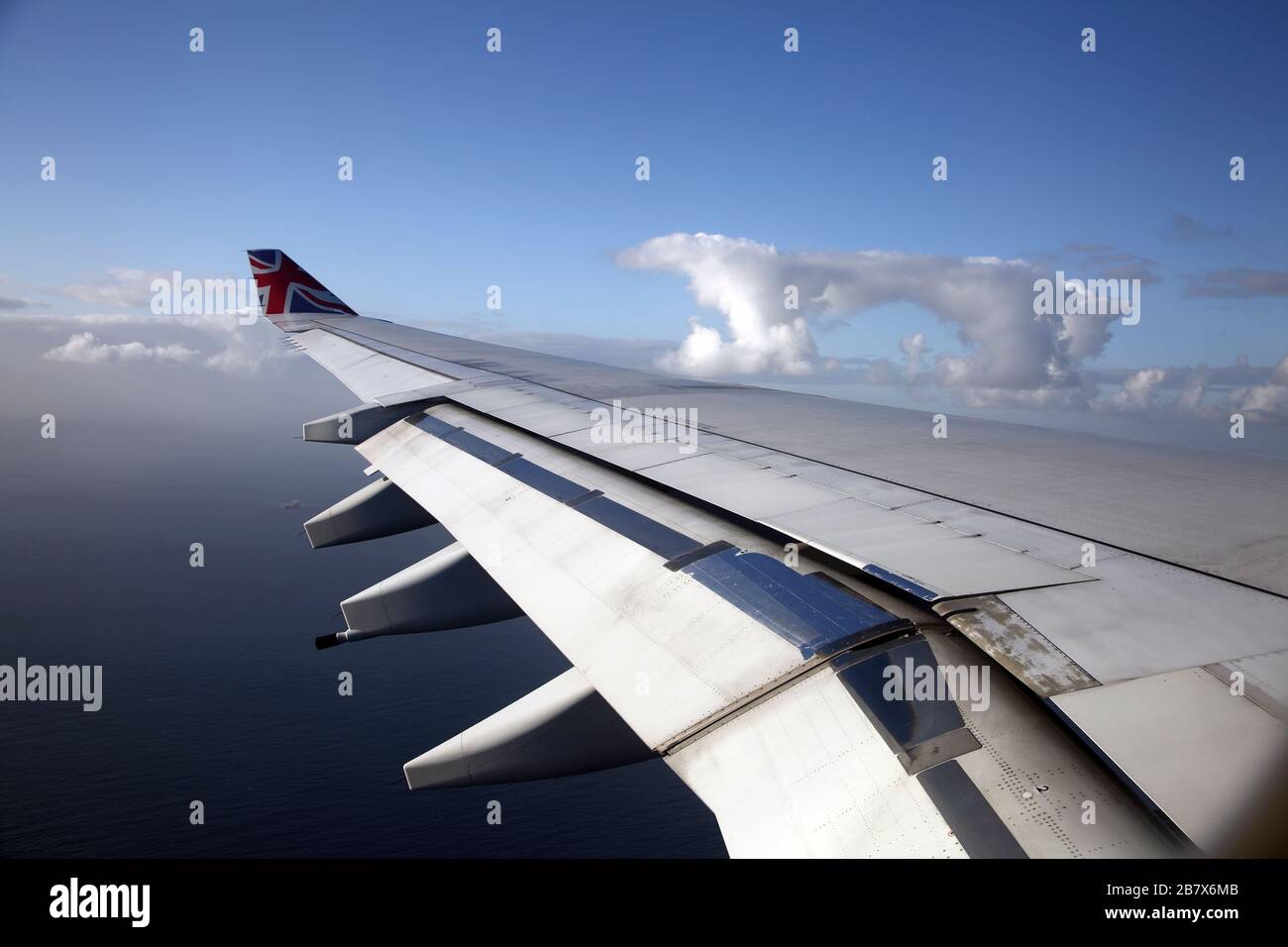 Boeing 747-400 (744) in vista di volo dell'Ala attraverso la finestra dell'aereo Foto Stock