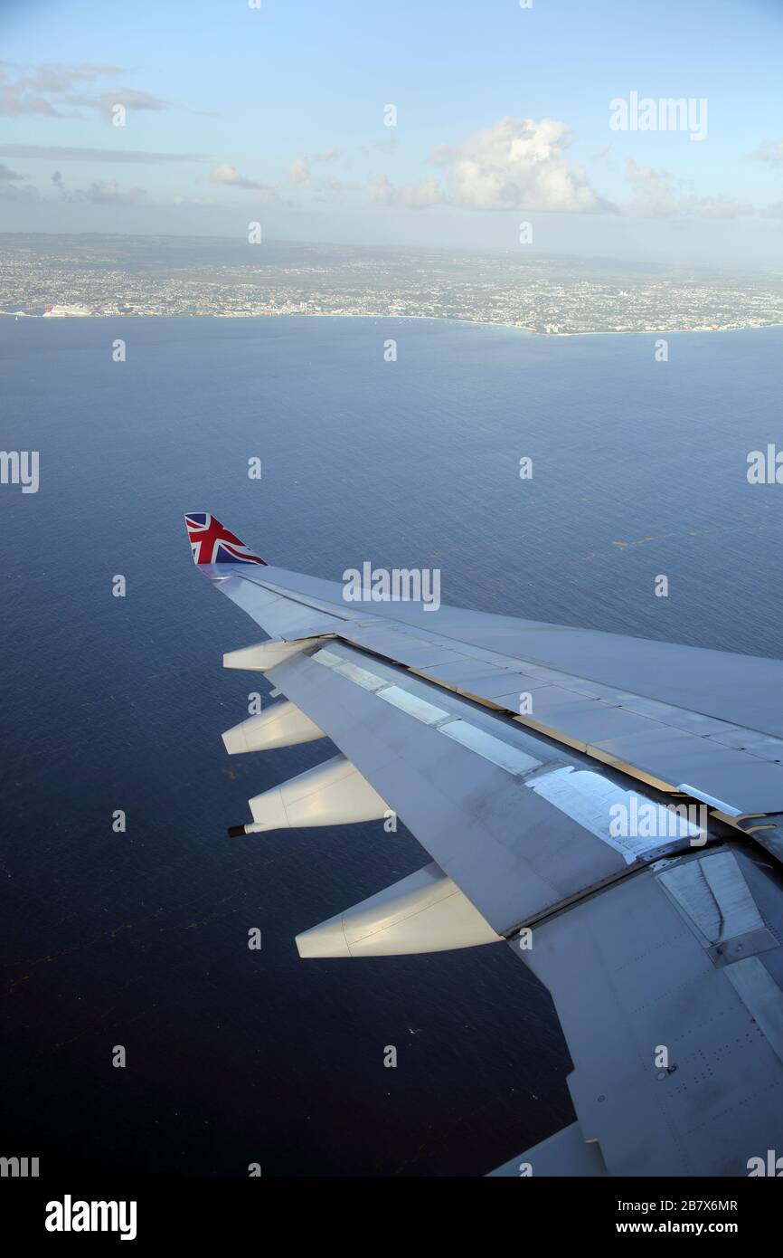Boeing 747-400 (744) in volo di Barbados attraverso la finestra aereo - aereo che entra in terra Foto Stock