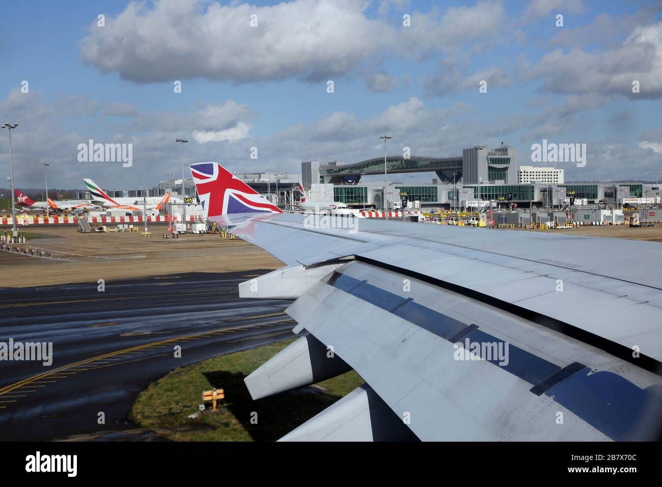 Aeroporto di Gatwick Inghilterra Airplane Boeing 747-400 (744) Vista dell'ala che mostra le carenature del binario del flap e Union Jack Design sulla punta dell'ala Foto Stock