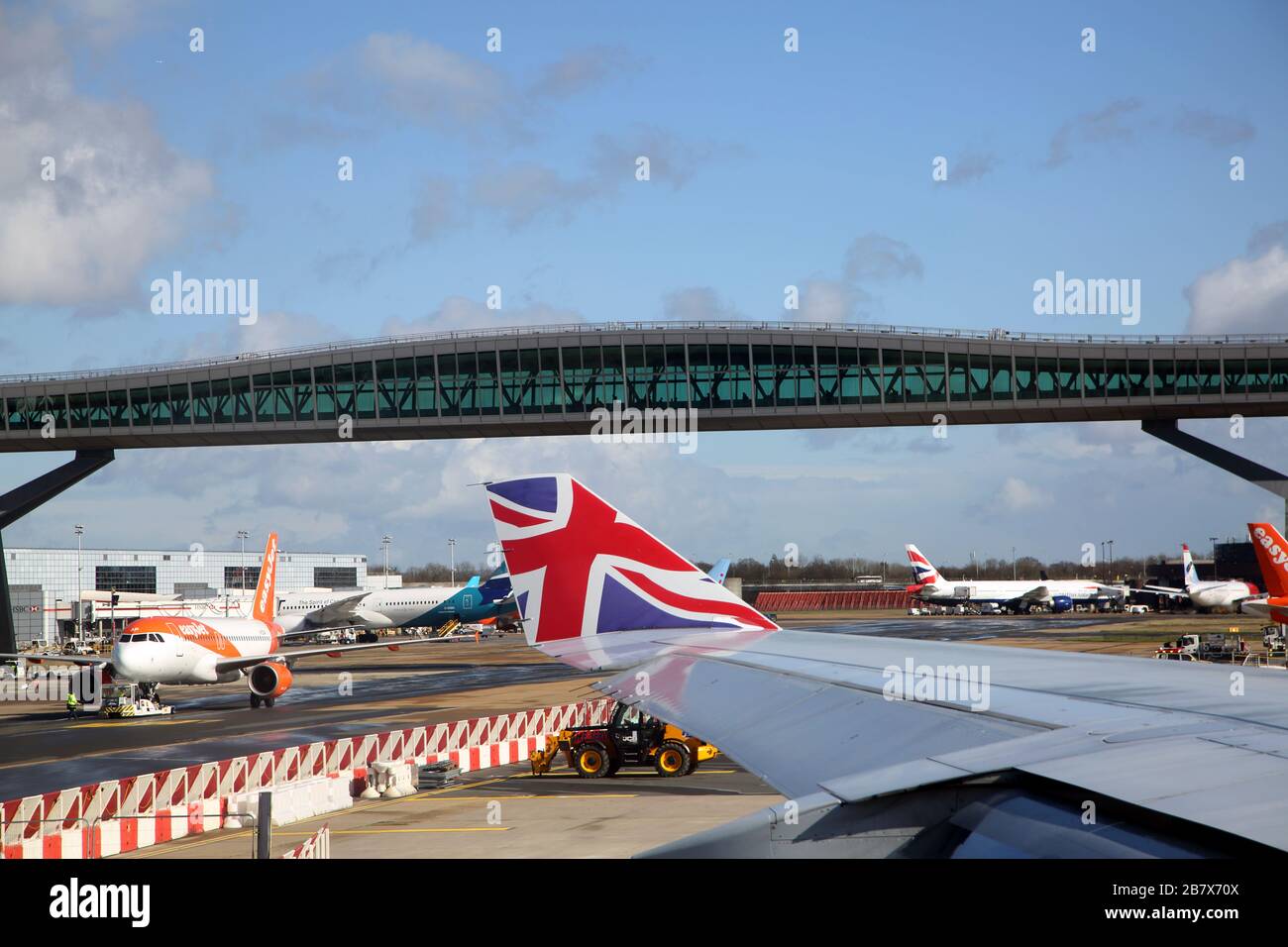 Aeroporto di Gatwick Inghilterra Air Bridge Airplane Boeing 747-400 (744) Wing che mostra Union Jack Design sulla punta Wing Foto Stock