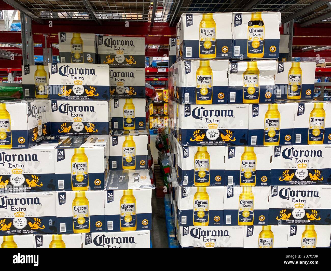 Orlando, FL/USA-3/12/20: Esposizione di scatole di bottiglie di Corona Extra su uno scaffale di un magazzino Sams Club Grocery Store. Foto Stock