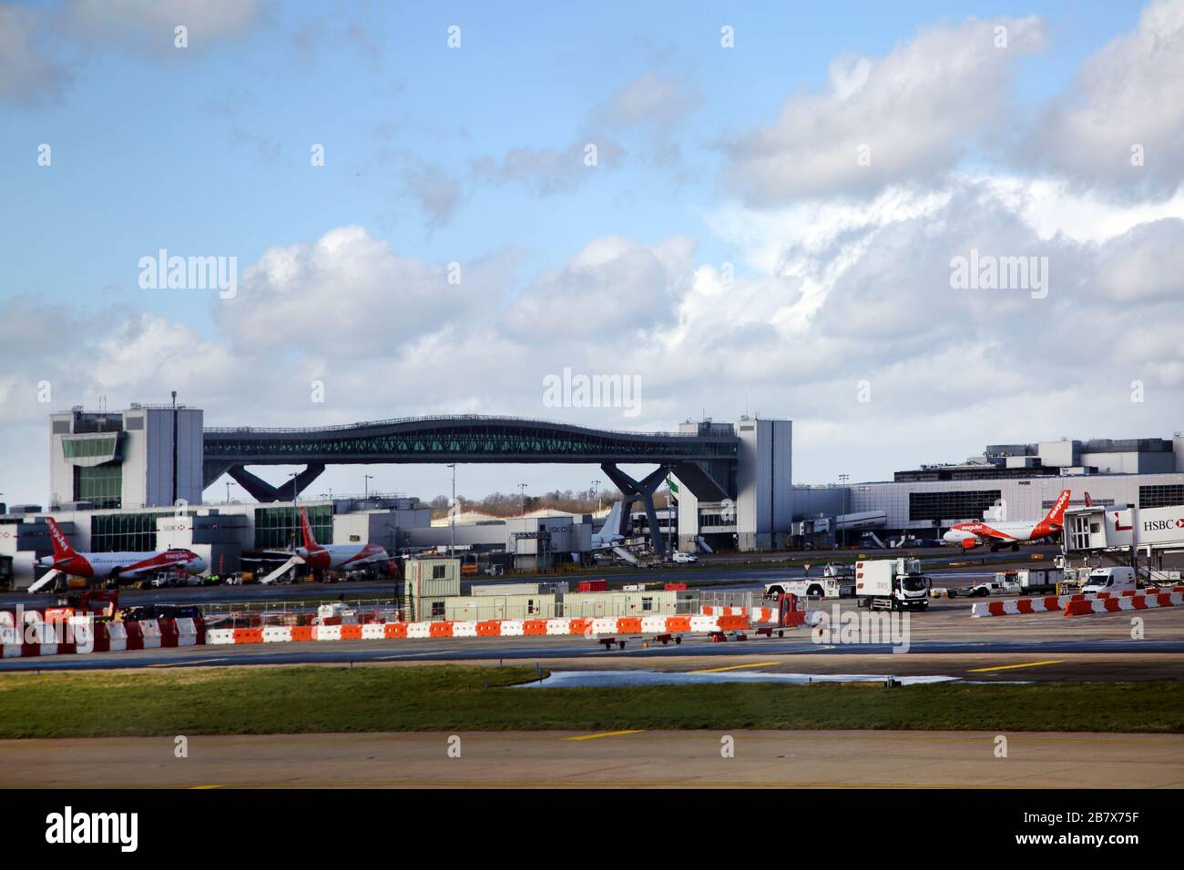 Aeroporto di Gatwick, England Air Bridge che collega il Terminal Nord al Molo 6 Foto Stock