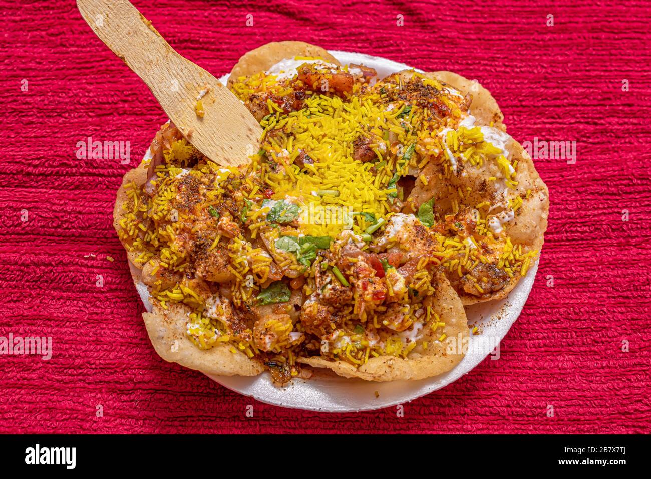 SEV Batata Puri O Papdi chat è un popolare calcutta Street food, un tipo di caat, croccante, tangente, moderatamente sano (fuoco selettivo) Foto Stock