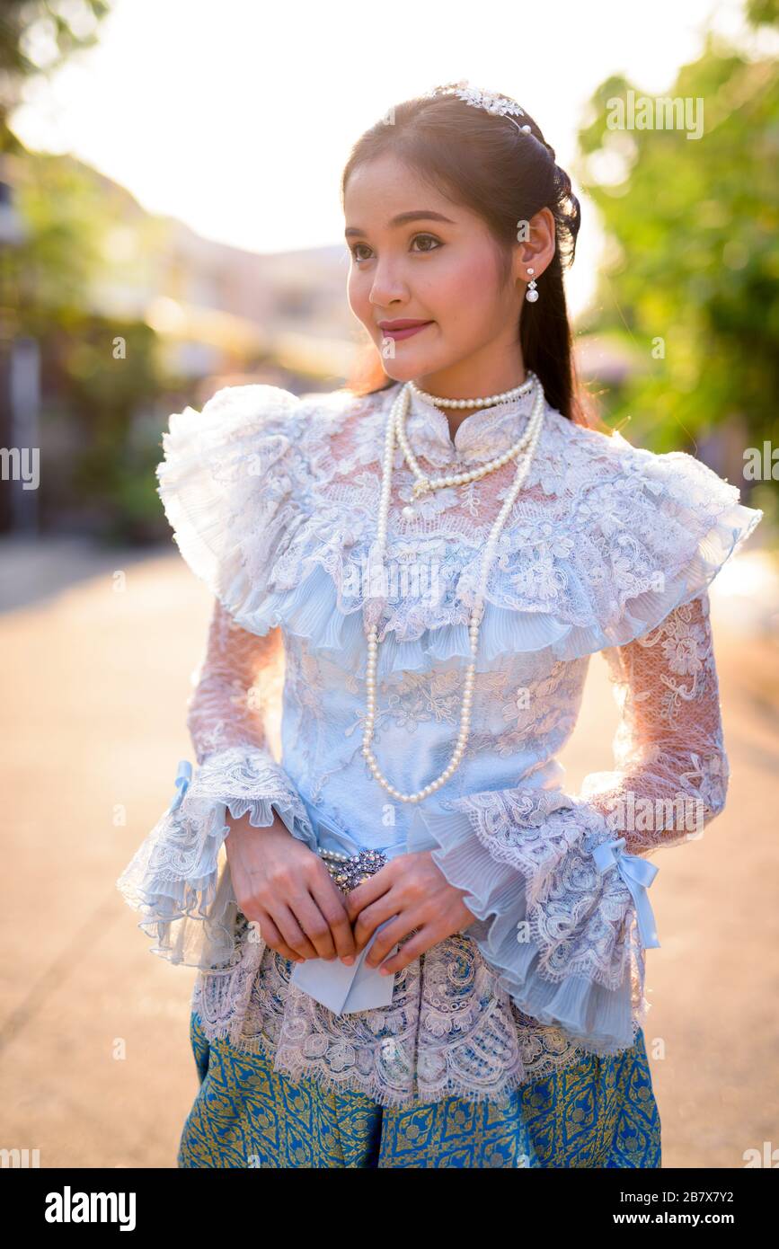 Vestiti tradizionali tailandesi immagini e fotografie stock ad alta  risoluzione - Alamy