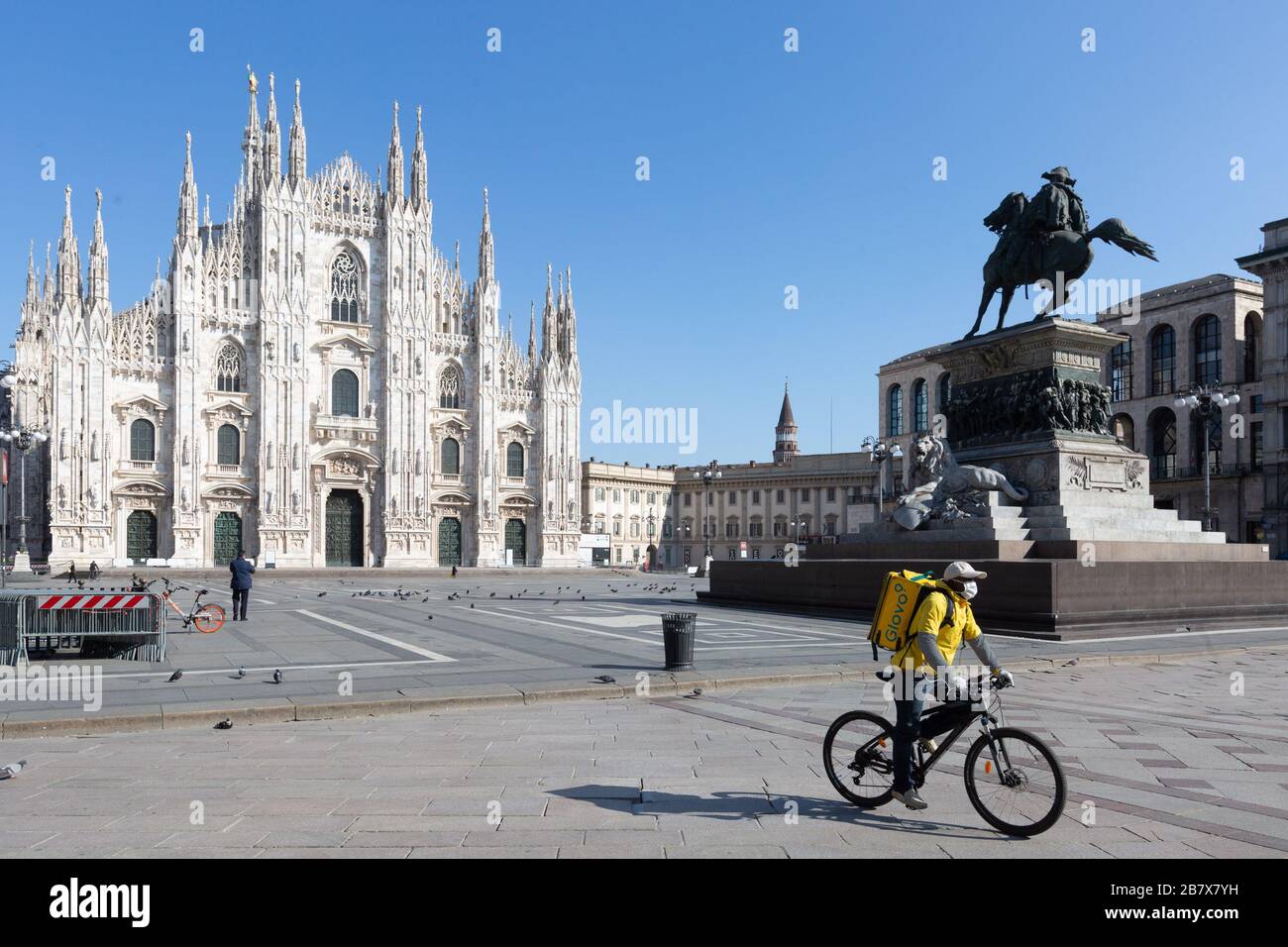 Milano, Italia. 18 Marzo 2020. Milano, Piazza del Duomo, abbandonata al tempo della quarantena nazionale per combattere l'infezione da Coronavirus. Nella foto, un pilota si snoda attorno ad una deserta Piazza del Duomo (massimo Alberico/Fotogramma, Milano - 2020-03-18) p.s. la foto e' utilizzabile nel rispetto del contatto in cui e' stata vista, e senza intenzione diffamatorio del decoro delle persone presentate Credit: Independent Photo Agency Srl/Alamy Live News Foto Stock