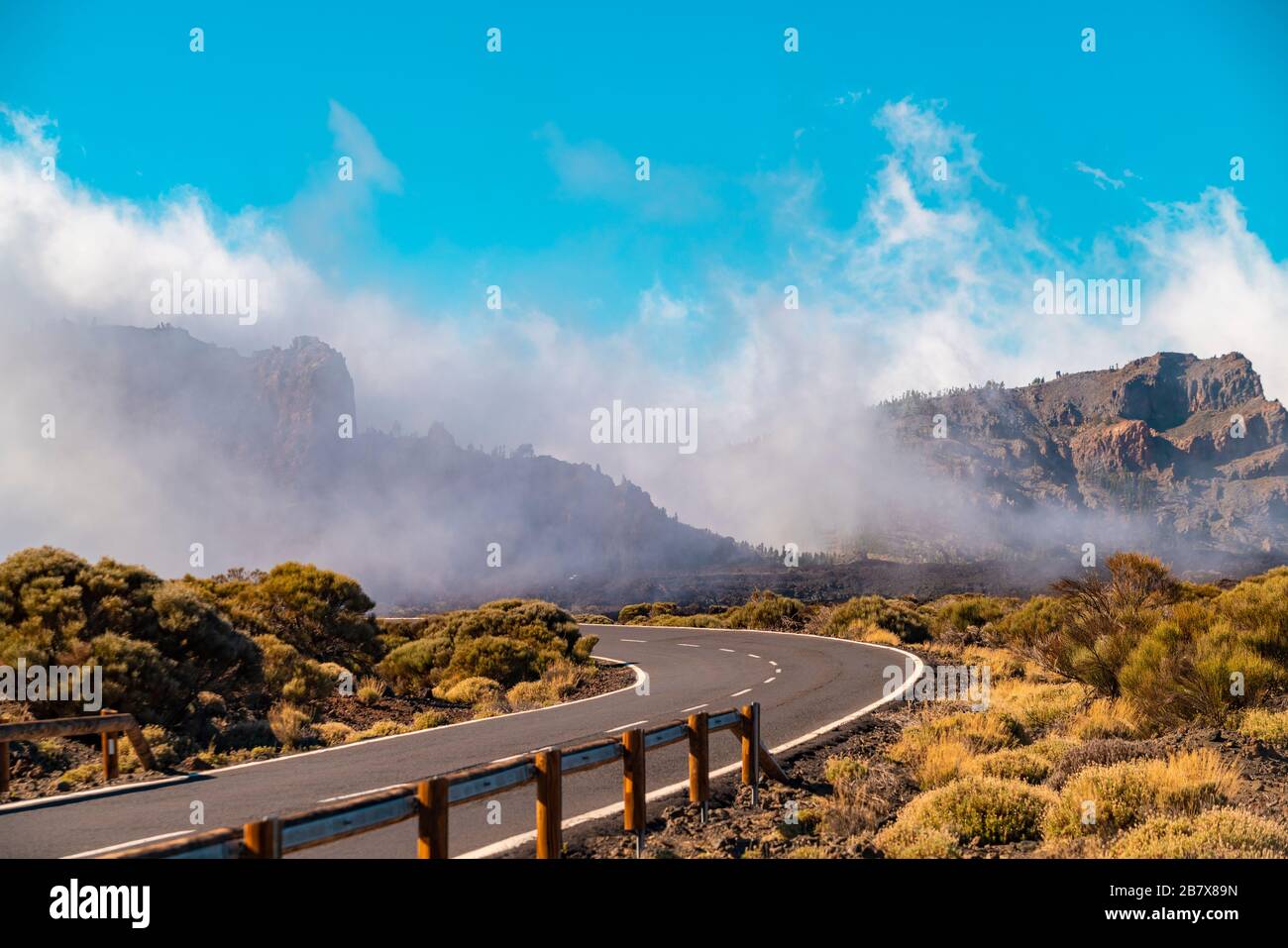 Strada nel parco nazionale del Teide in alta quota con le nuvole Foto Stock