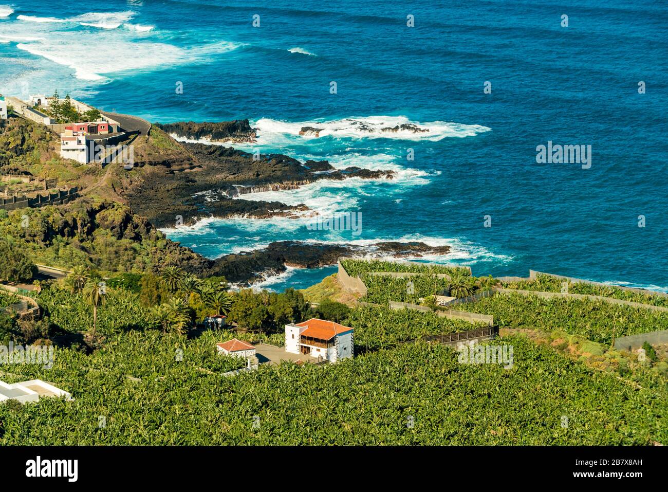 Villaggio agricolo sulla costa di Tenerife con acqua di mare blu Foto Stock