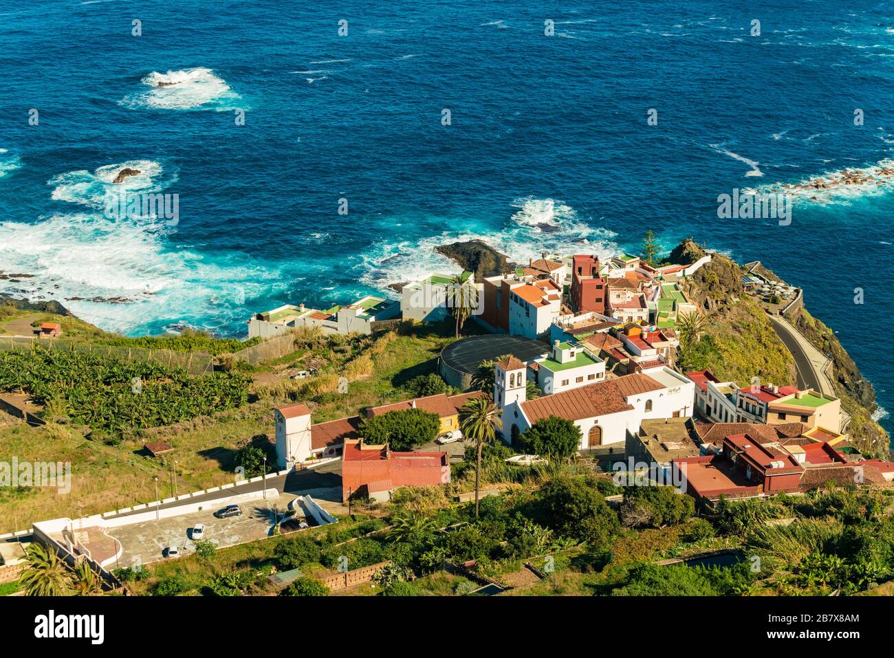 Villaggio agricolo sulla costa di Tenerife con acqua di mare blu turchese Foto Stock