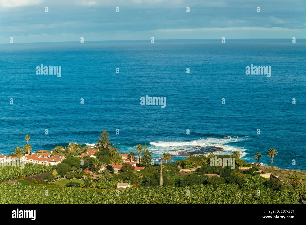 Villaggio agricolo sulla costa di Tenerife con acqua di mare blu Foto Stock