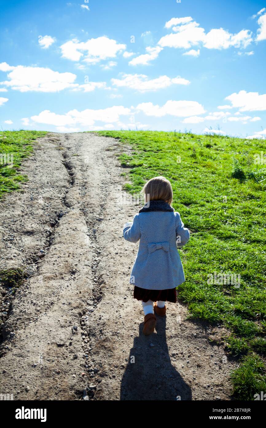 Giovane ragazza elegante che cammina lungo il percorso erboso a Detroit MI Foto Stock