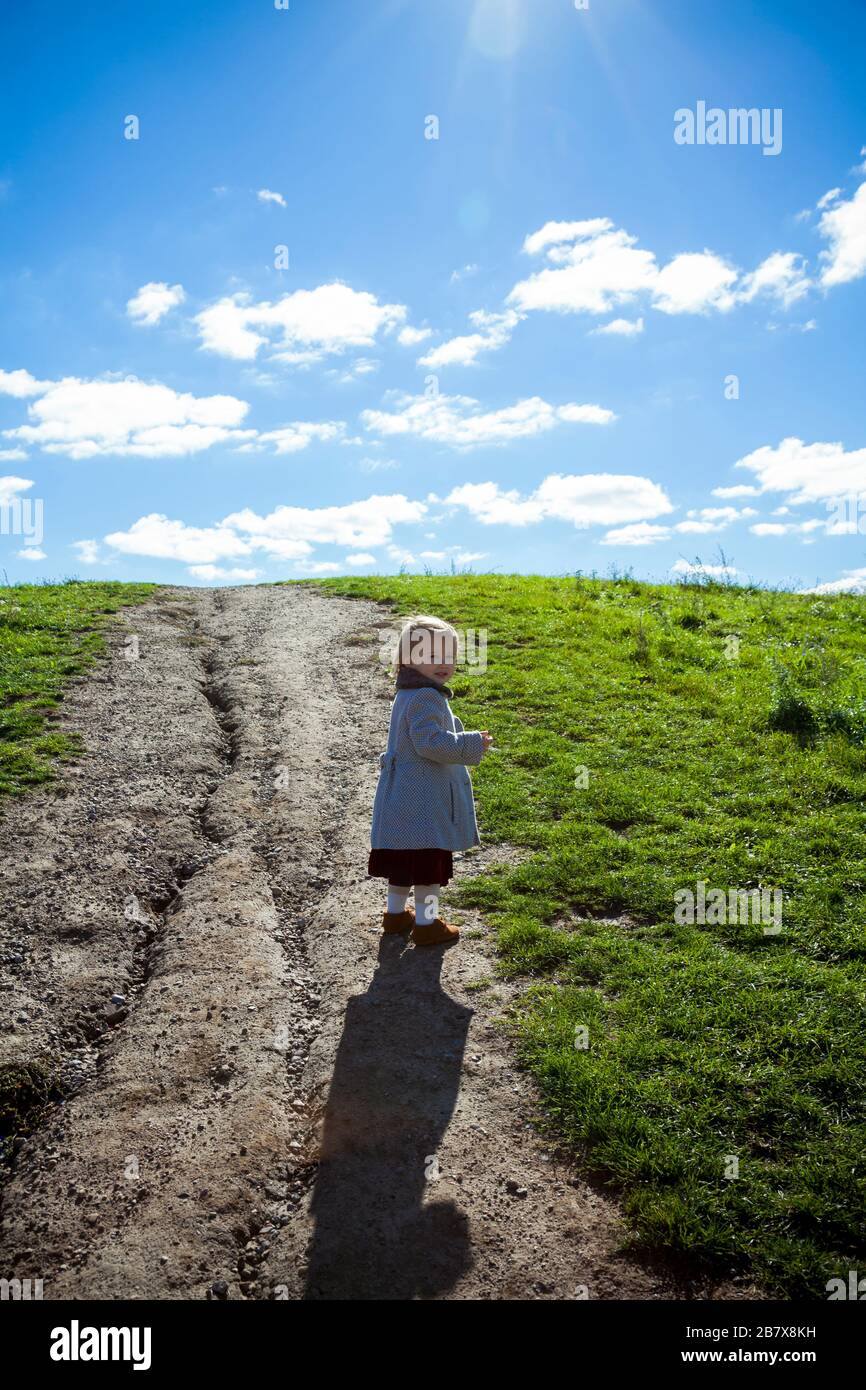 Giovane ragazza elegante che guarda indietro sul percorso a Detroit MI Foto Stock